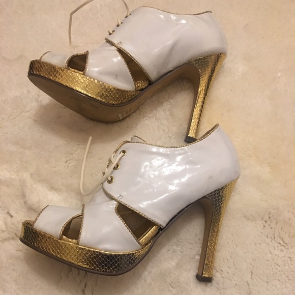 Booties with lace - Picture 2 of 3